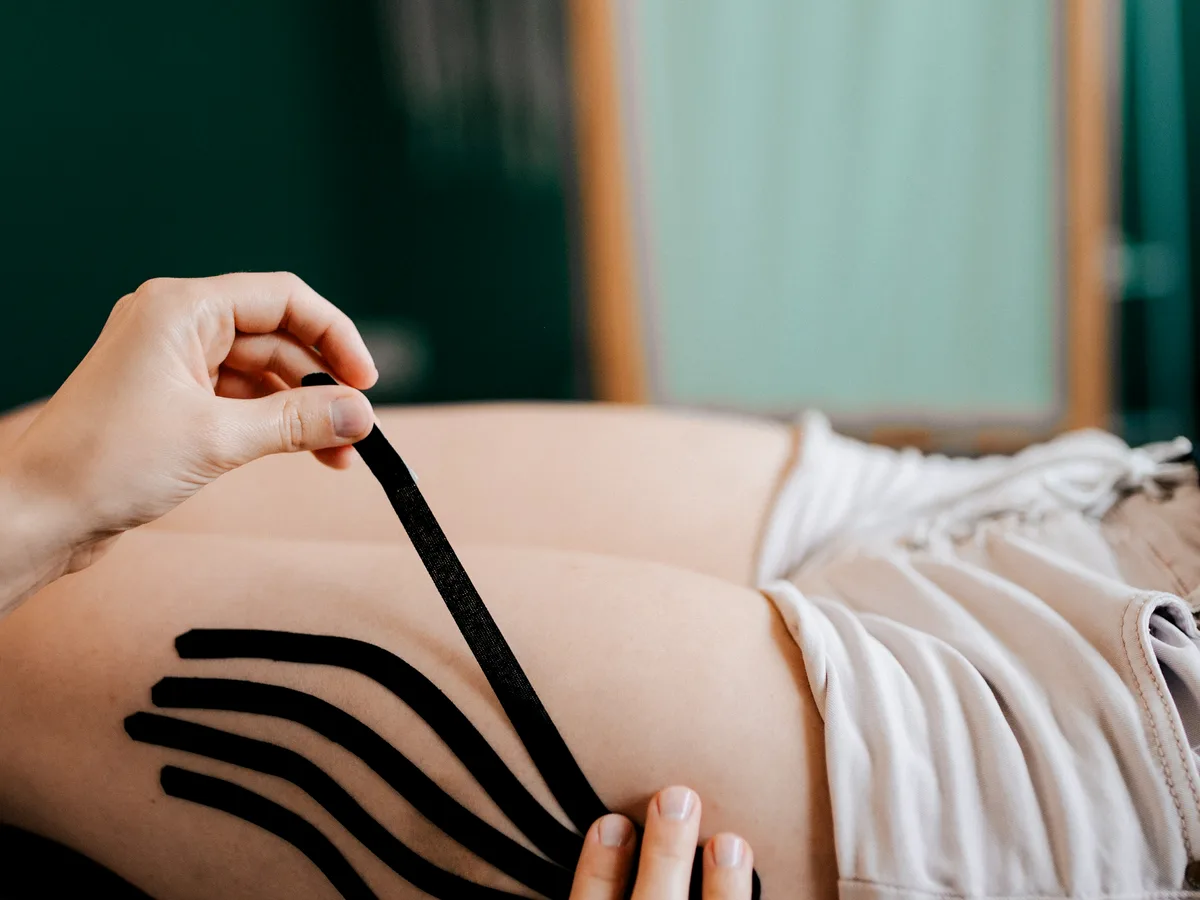 Plastrowanie limfatyczne — wachlarzowa aplikacja taśmy wspierająca efekt drenażu między wizytami