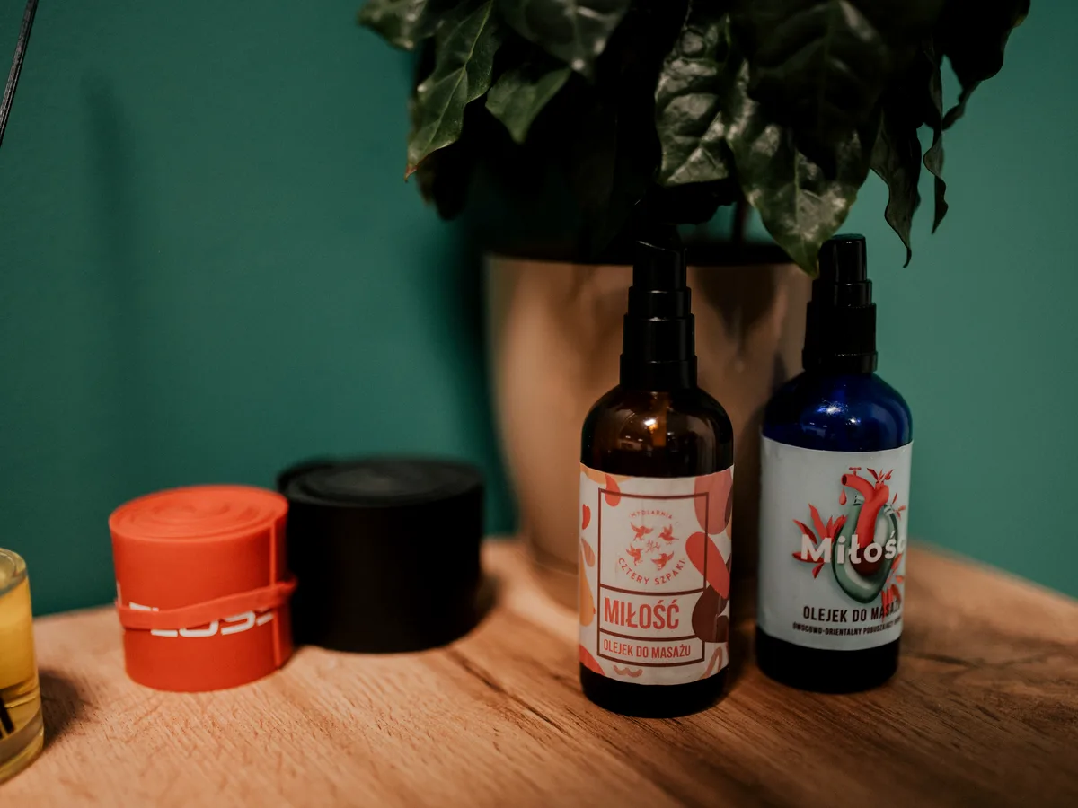 Naturalne olejki aromaterapeutyczne wykorzystywane podczas masażu relaksacyjnego w M&M