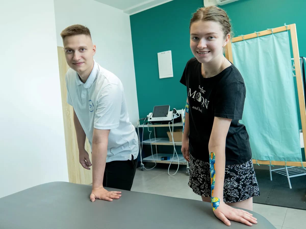 Terapia indywidualna w M&M Zdrowy Masaż — fizjoterapeuta prowadzi pacjentkę przez ćwiczenie w podporze