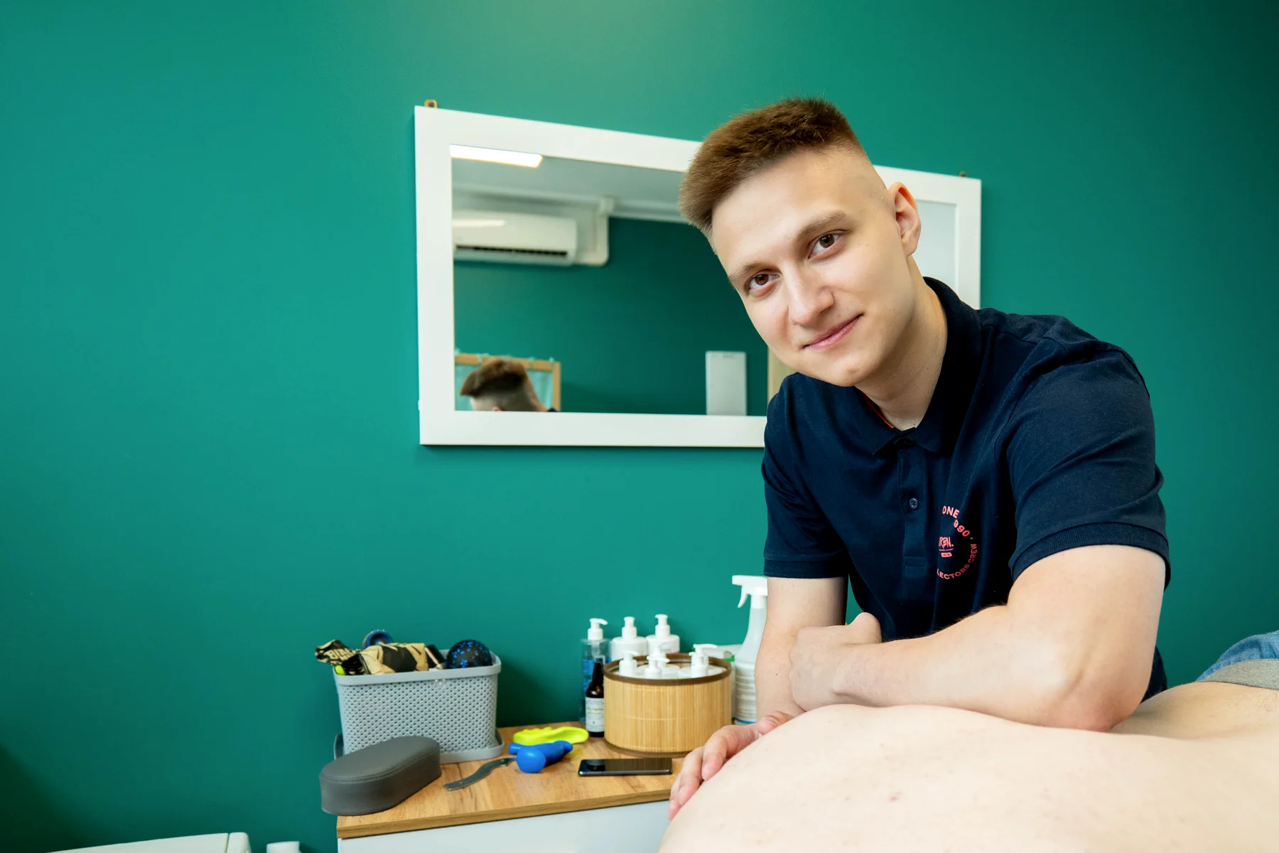 Masaż sportowy w M&M Zdrowy Masaż — Marcin, mgr fizjoterapii, przy leżance podczas zabiegu