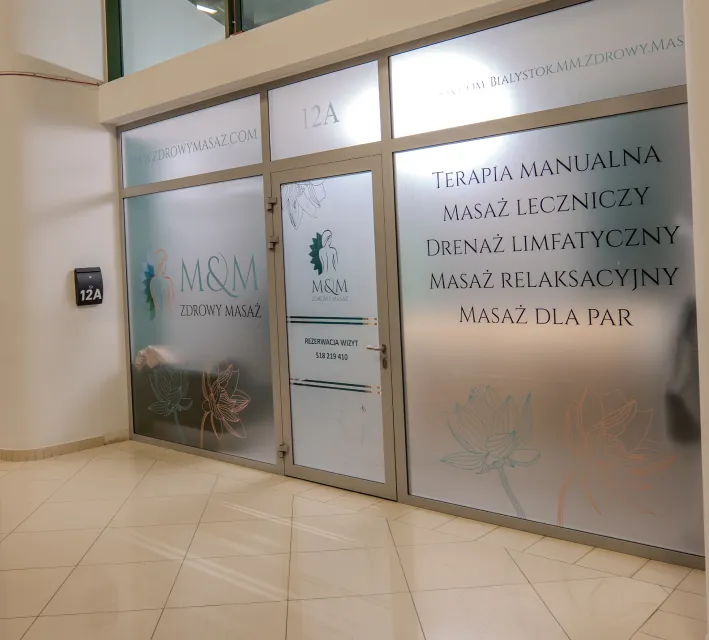 Wejście do gabinetu M&M Zdrowy Masaż przy al. Tysiąclecia Państwa Polskiego 10 w Białymstoku
